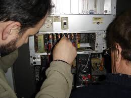 Tecnici specializzati al lavoro per regolare il riscaldamento a pavimento