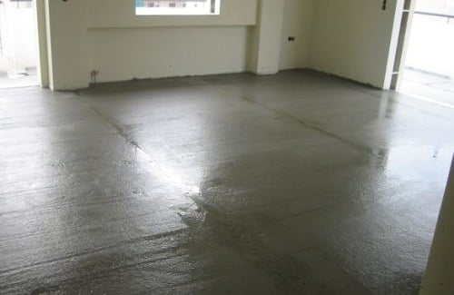 Immagine di massetto in calcestruzzo sopra a riscaldamento a pavimento elettrico
